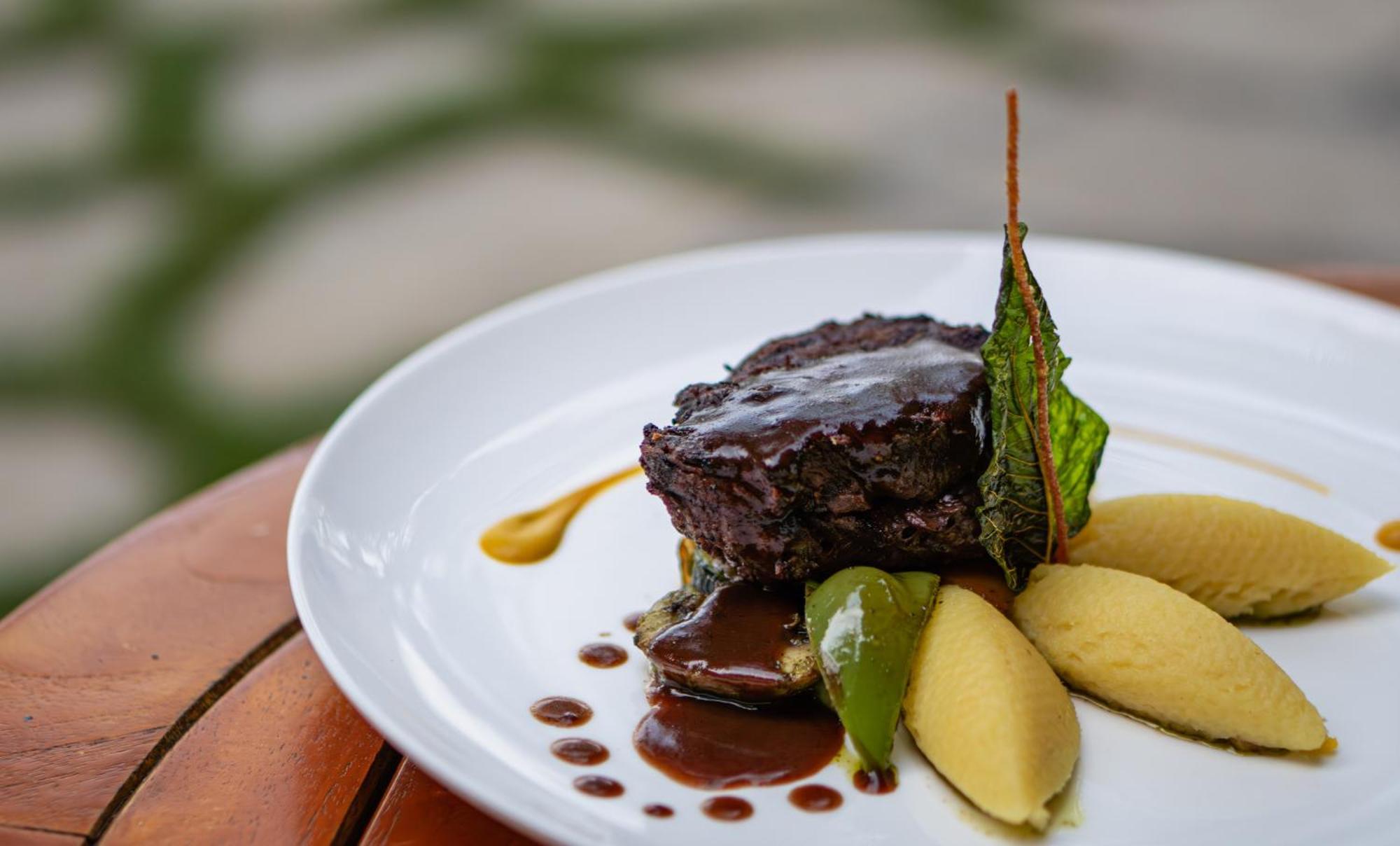Sudamala Resort, Komodo, 纳闽巴霍 外观 照片 A steak prepared with the sous-vide technique